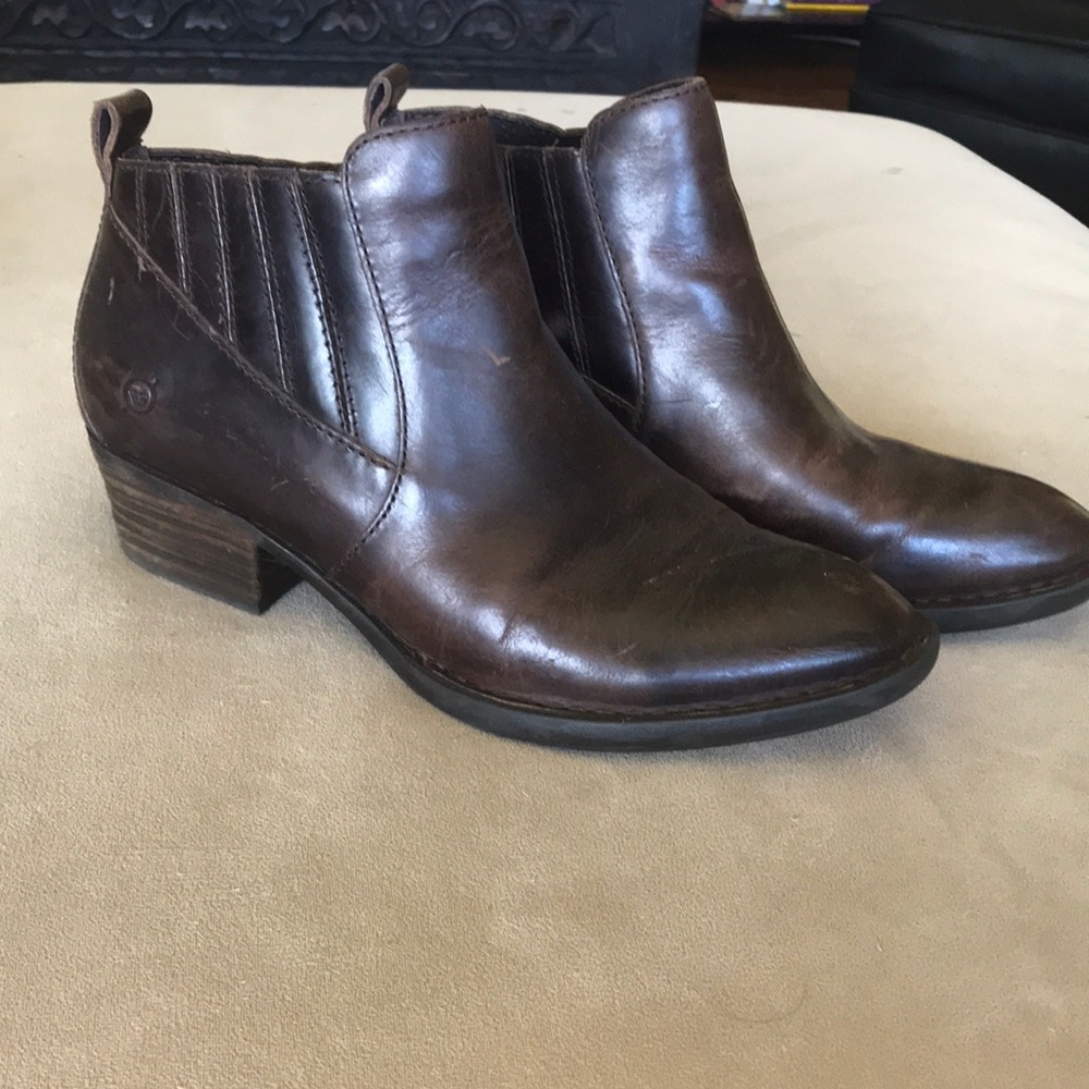 BORN Pull On Leather Boots Sz 10: lightly worn.